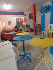 een kamer met drie tafels en een bank bij Chez Brahim in Pointe-à-Pitre