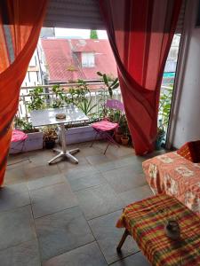 een kamer met een balkon met een tafel en uitzicht bij Chez Brahim in Pointe-à-Pitre