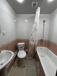 ein Badezimmer mit Toilette, Waschbecken und Badewanne in der Unterkunft George's Apartaments in Donduşeni