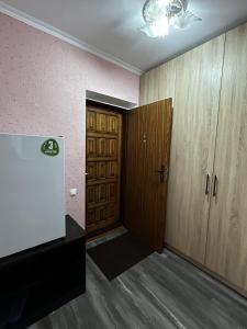ein leerer Raum mit einer Tür und Holzschränken in der Unterkunft George's Apartaments in Donduşeni