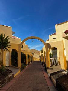 an archway in a courtyard of a building at Mariposa Azul in Adeje