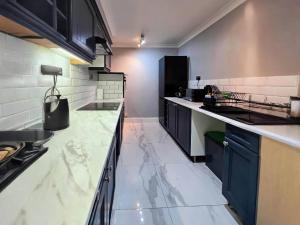 Kuchyň nebo kuchyňský kout v ubytování Flat 1