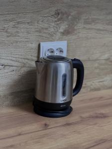 een koffiepot op een houten vloer bij LuRo Loft Otopeni in Otopeni