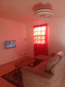 een woonkamer met een bank en een tafel bij Cassiane apartments in Thibaud