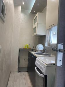 een kleine keuken met een fornuis en een spoelbak bij Paradiso in Frattamaggiore