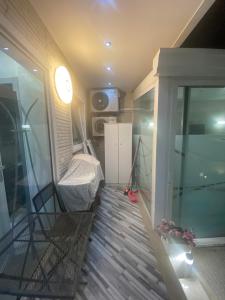 een kleine kamer met een bed in een kamer bij Paradiso in Frattamaggiore +2 foto's