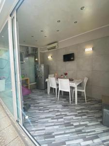 een eetkamer met een tafel en witte stoelen bij Paradiso in Frattamaggiore