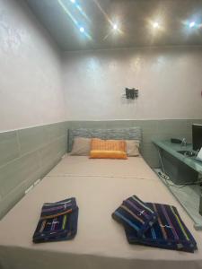 een bed in een kamer met 2 badjassen bij Paradiso in Frattamaggiore