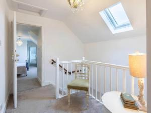 una scala bianca con una sedia e un tavolo di Riverside House a Lundin Links