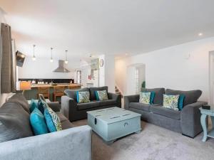 un soggiorno con due divani e un tavolo di Riverside House a Lundin Links