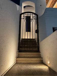 een trap met een poort in een gebouw bij Modern and centrally located apartment Self check-in in Guaymas