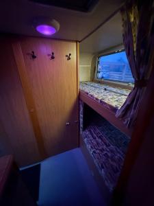 een kleine kamer met een raam en een deur bij Camper room bunde in Bunde