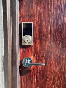 een houten deur met een slot erop bij Modern and centrally located apartment Self check-in in Guaymas