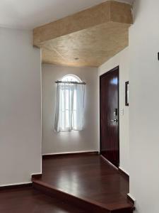 een lege kamer met een deur en een raam bij Modern and centrally located apartment Self check-in in Guaymas +10 foto's