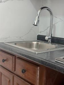 un lavandino in acciaio inossidabile in cucina di Departamento Moderno y Centrico check in autonomo no necesitas llaves a Guaymas Altre 10 foto