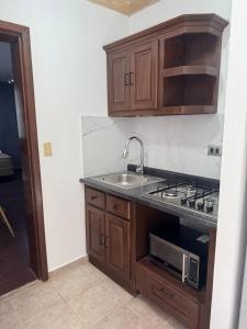 una cucina con lavello e fornello di Departamento Moderno y Centrico check in autonomo no necesitas llaves a Guaymas
