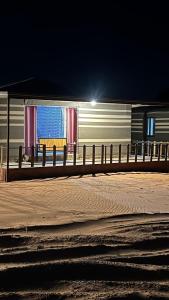 un treno è parcheggiato accanto a una recinzione di Traditions of Wadi Rum camp & jeep tour a Wadi Rum Altre 143 foto