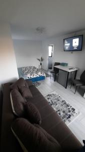 ein Wohnzimmer mit Sofa und Tisch in der Unterkunft Casa Bon Relax , Rooms&Apartaments in Tuzla