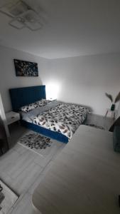 ein Schlafzimmer mit zwei Betten und zwei Matratzen in der Unterkunft Casa Bon Relax , Rooms&Apartaments in Tuzla
