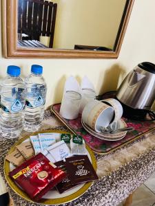 - une table avec une assiette de bouteilles d'eau et de nourriture dans l'établissement Zentara Hills resort, à Haputale