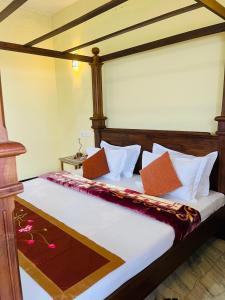 une chambre avec un grand lit avec des oreillers blancs dans l'établissement Zentara Hills resort, à Haputale