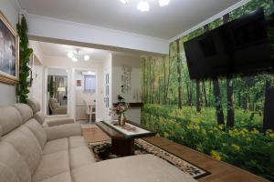 un soggiorno con una grande parete verde di Villa Alice a Suceava