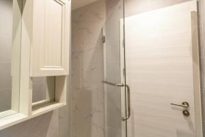 una doccia con una porta in vetro in un bagno di Convenient Budget Sunderland Studio with Views a Sunderland