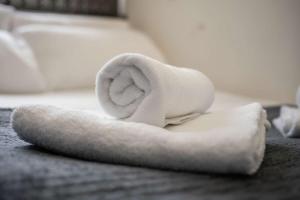 un rotolo di asciugamano bianco su un letto di Convenient Budget Sunderland Studio with Views a Sunderland