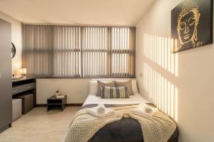una camera da letto con un letto con due asciugamani sopra di Convenient Budget Sunderland Studio with Views a Sunderland