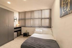 una camera con un letto, una finestra e una scrivania di Convenient Budget Sunderland Studio with Views a Sunderland Altre 11 foto