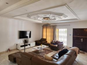 un soggiorno con un divano e una TV di S J Lodge 