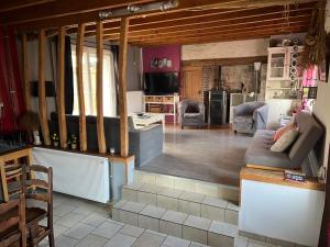 un salon avec un canapé et une cuisine dans l'établissement Gîte Baie de Somme à 5 mn de la mer Chez Nath & Jack, à Woignarue