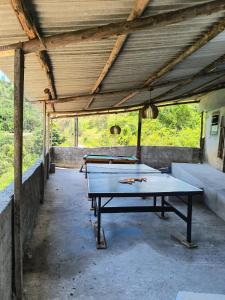 een tafeltennistafel in een gebouw bij CHÁCARA dos CHEIROS in Atibaia