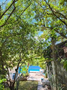 uitzicht op een zwembad door de bomen bij CHÁCARA dos CHEIROS in Atibaia