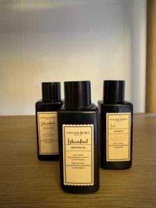 un gruppo di tre bottiglie seduti su un tavolo di Huyze Elise a Ostenda