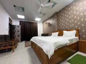 een slaapkamer met een groot bed en een plafond bij Staylo master Inn Near Max Hospital in Lucknow