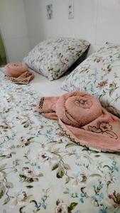 En eller flere senge i et værelse på Quarto próximo do Parque da cidade