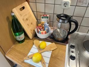 een aanrecht met citroenen en een fles wijn bij Holiday Sun Accommodations in Orebić +27 foto's