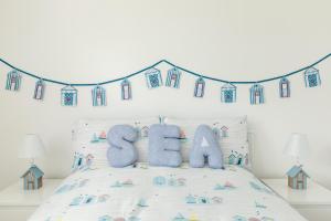 een kinderbed met de nummers in een kamer bij Wee Jules By The Sea in Cellardyke +33 foto's