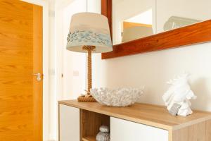 een lamp op een plank in een kamer bij Wee Jules By The Sea in Cellardyke