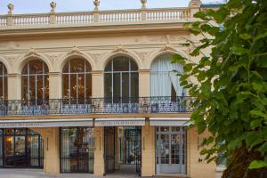 a building with a balcony on top of it at Hôtel Les Lumières - Relais & Châteaux in Versailles