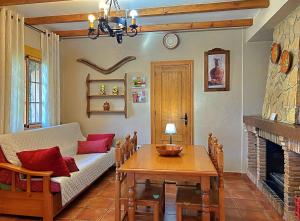 un salon avec un canapé et une table dans l'établissement Casa Laguna del Maiz cazorla, à Burunchel