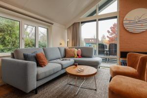 un soggiorno con un divano e un tavolo di Center Parcs Sandur Emmen a Emmen