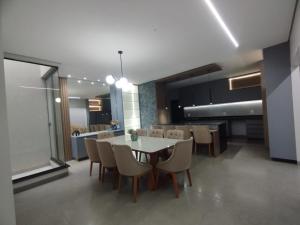 een eetkamer en keuken met een tafel en stoelen bij Casa espaçosa e acolhedora in Ponta Porã +5 foto's