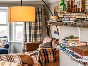 - un salon avec des canapés et une table avec des livres dans l'établissement Kildonan, à Durnamuck