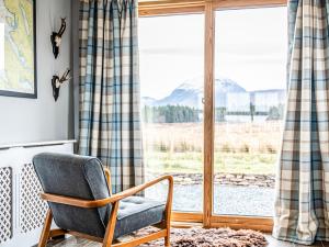 une chaise dans une chambre avec fenêtre dans l'établissement Kildonan, à Durnamuck