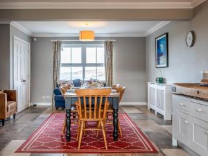 une cuisine et une salle à manger avec une table et des chaises dans l'établissement Kildonan, à Durnamuck 32 autres photos