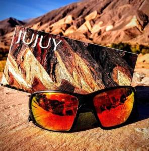 Un paio di occhiali da sole seduti sopra un libro di Jujuy internacional AirPort a El Carmen