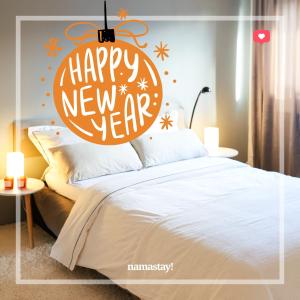 un letto con un felice cartello di Capodanno di namastay! City-Apartment in Bestlage a Mannheim