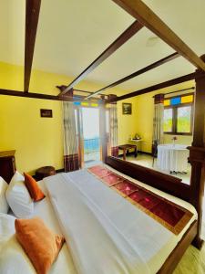 - une chambre avec un grand lit dans une pièce avec une table dans l'établissement Zentara Hills resort, à Haputale